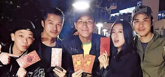 他曾是星爺御用龍套,雪藏兩年成TVB綠葉!如今茶餐廳開業「超級巨星捧場」,婚禮請動半個港圈!
