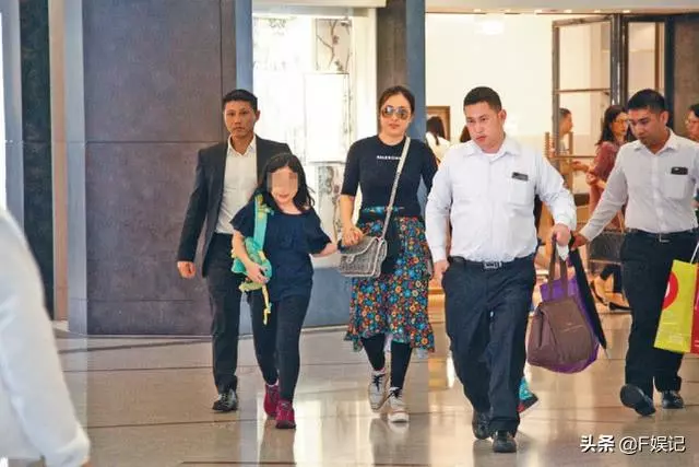 劉鑾雄長子帶子女遊玩不帶保鏢!甘比每次帶子女出行卻保鏢成群!