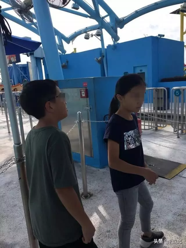 劉鑾雄長子帶子女遊玩不帶保鏢!甘比每次帶子女出行卻保鏢成群!