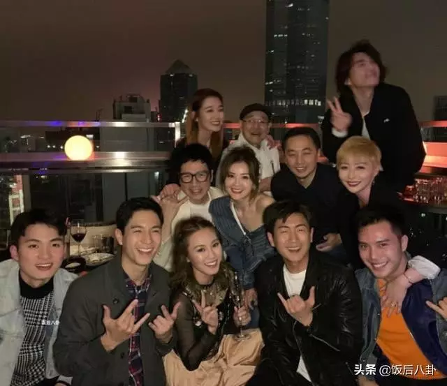 阿Sa與百億太子爺十指緊扣參加聚會,高調秀恩愛不懼記者鏡頭!