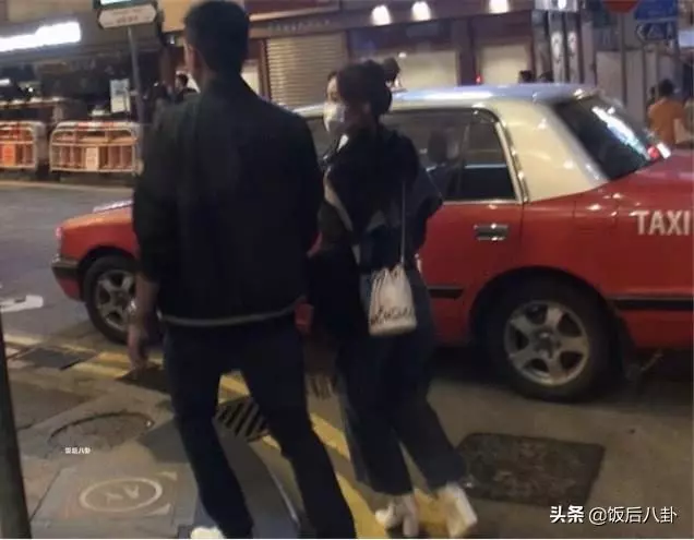 阿Sa與百億太子爺十指緊扣參加聚會,高調秀恩愛不懼記者鏡頭!
