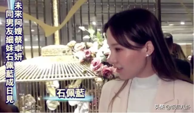 阿Sa與百億太子爺十指緊扣參加聚會,高調秀恩愛不懼記者鏡頭!