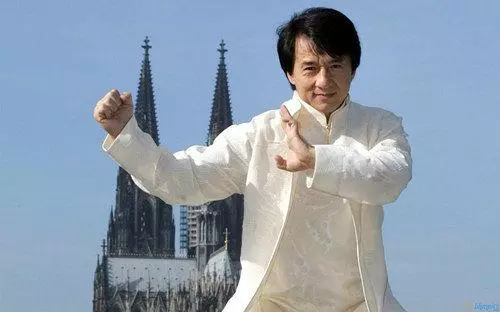 成龍60大壽257位明星到場祝賀,而他的60大壽卻顯得很冷清~~~