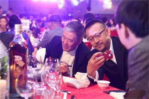 成龍60大壽257位明星到場祝賀,而他的60大壽卻顯得很冷清~~~