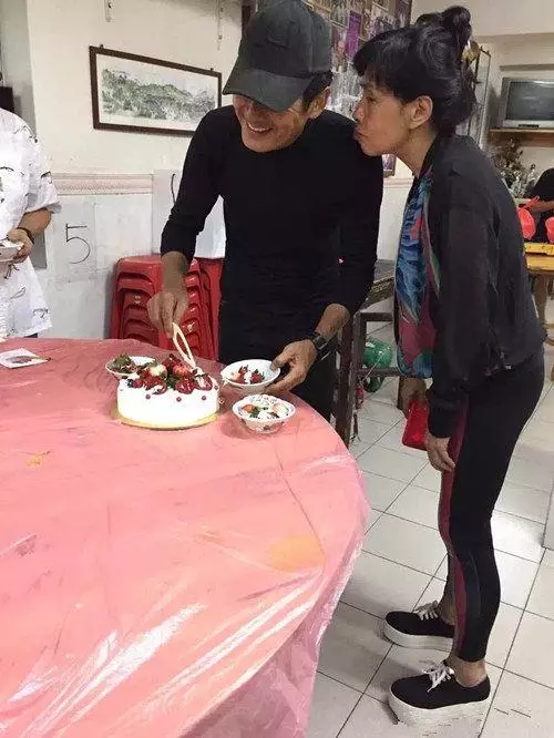 成龍60大壽257位明星到場祝賀,而他的60大壽卻顯得很冷清~~~