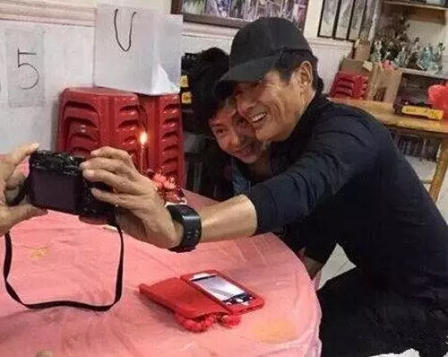 成龍60大壽257位明星到場祝賀,而他的60大壽卻顯得很冷清~~~