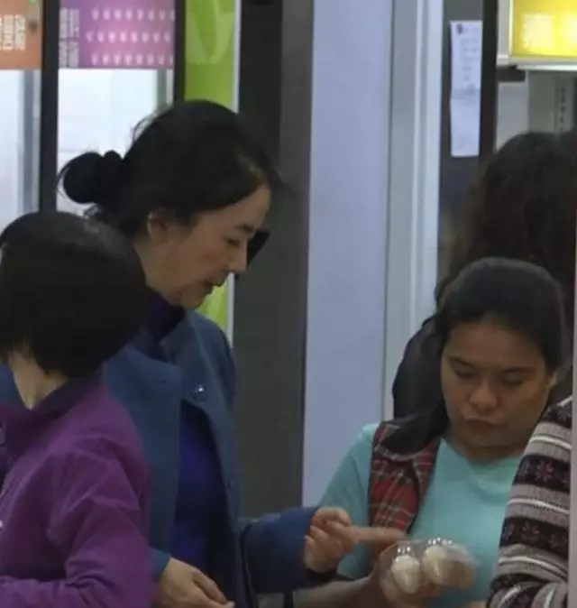 61歲胡慧中街市買菜愁容滿面,老公因貪污罪可能判囚65年!