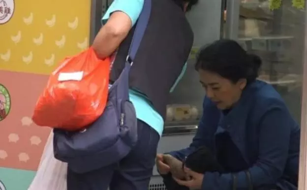 61歲胡慧中街市買菜愁容滿面,老公因貪污罪可能判囚65年!