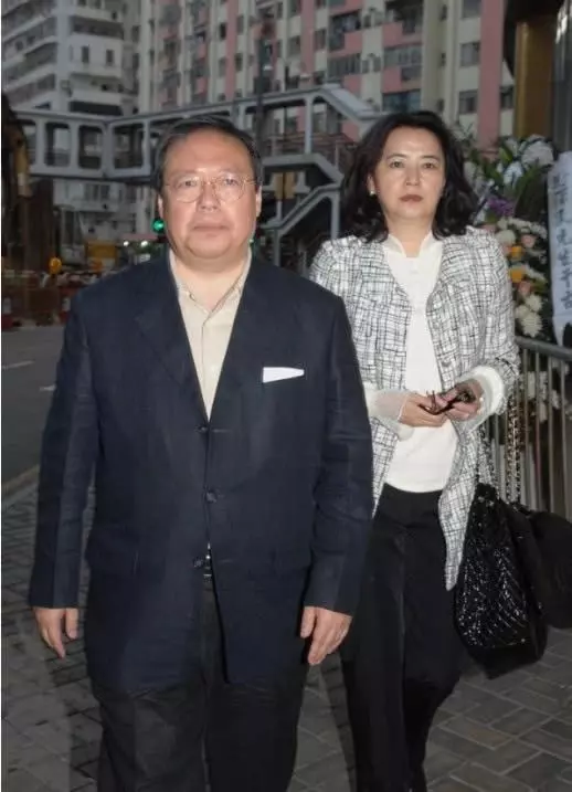 61歲胡慧中街市買菜愁容滿面,老公因貪污罪可能判囚65年!