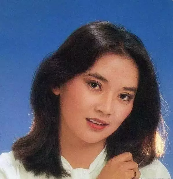 61歲胡慧中街市買菜愁容滿面,老公因貪污罪可能判囚65年!