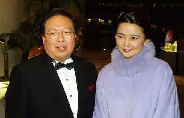 61歲胡慧中街市買菜愁容滿面,老公因貪污罪可能判囚65年!
