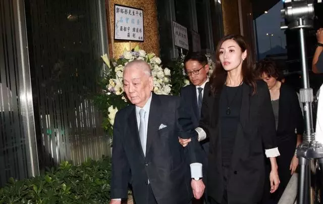 李嘉欣公公立遺囑420億不給分毛,人生贏家人設要倒?