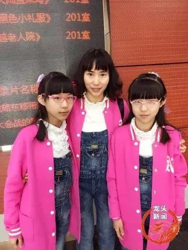 一出生就「腦癱」的雙胞胎女兒,媽媽用愛「堅守14年」如今成學霸!感謝她讓我們懂得如何做人