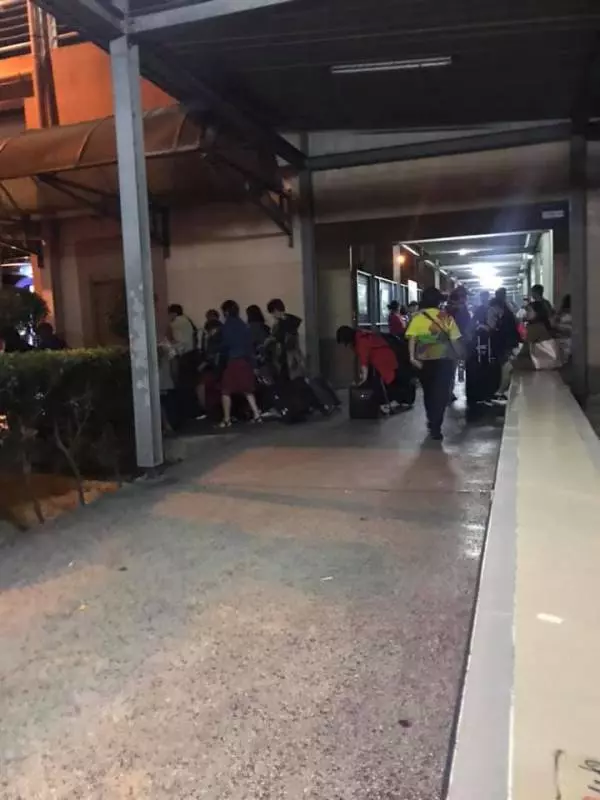 馬新關卡從白天等到黑夜像話嗎?「遊客乾脆下車跳舞自娛娛人」(內附視頻)