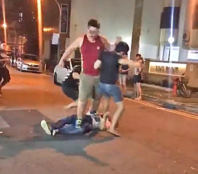 【人渣!女人也打!】新加坡著名粥店爆發10人混戰,連女人也不放過,甚至被打得落地!