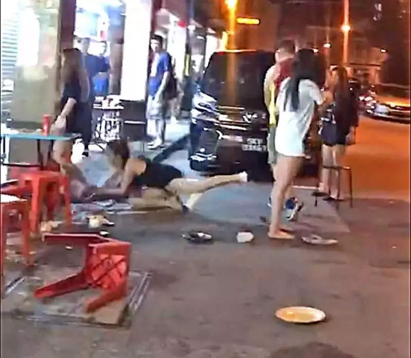 【人渣!女人也打!】新加坡著名粥店爆發10人混戰,連女人也不放過,甚至被打得落地!