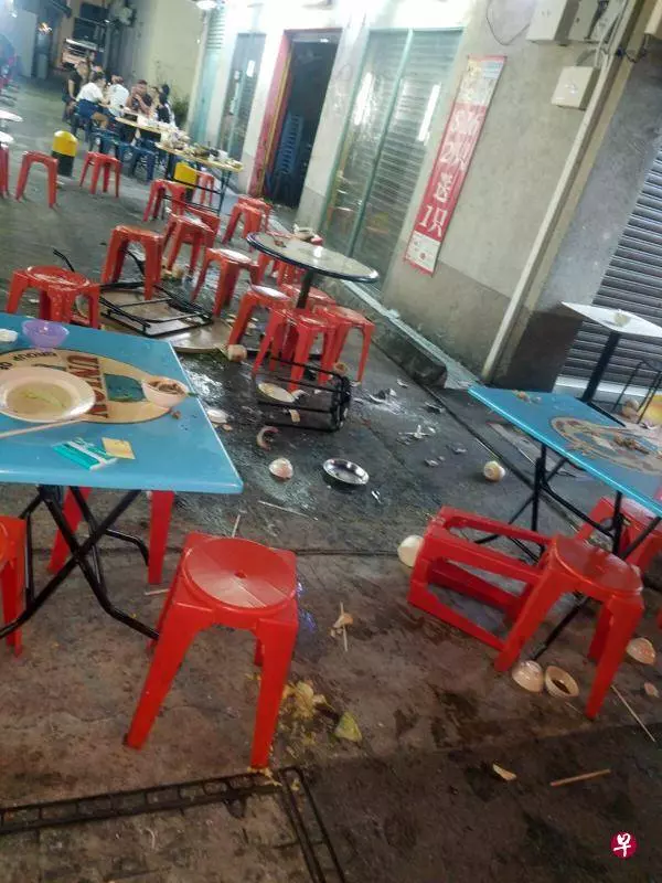 【人渣!女人也打!】新加坡著名粥店爆發10人混戰,連女人也不放過,甚至被打得落地!