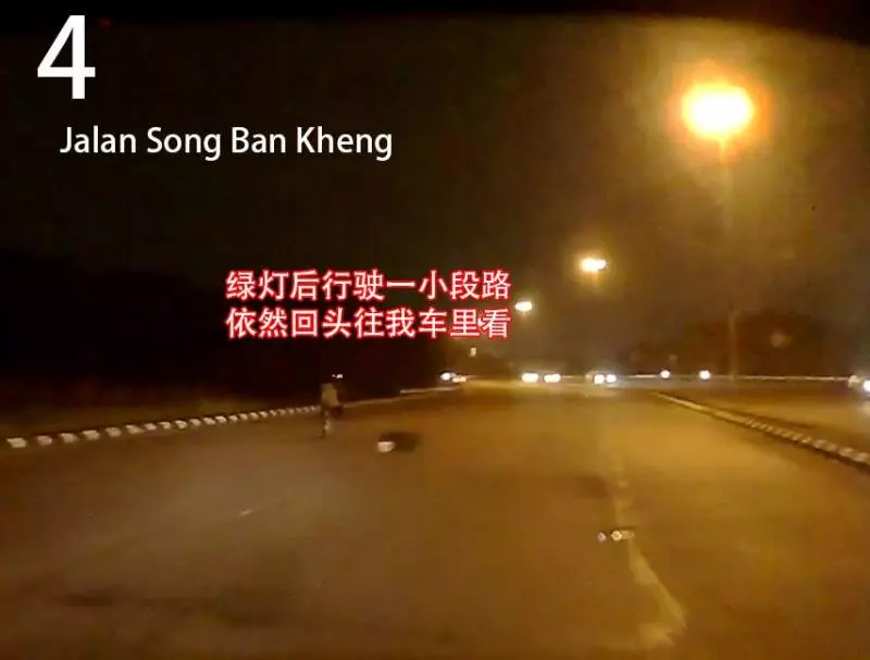 夜晚駕駛時發現有摩哆騎士不停向車內看,她因謹慎躲過一劫!
