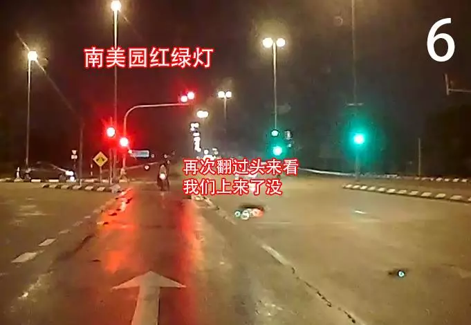 夜晚駕駛時發現有摩哆騎士不停向車內看,她因謹慎躲過一劫!