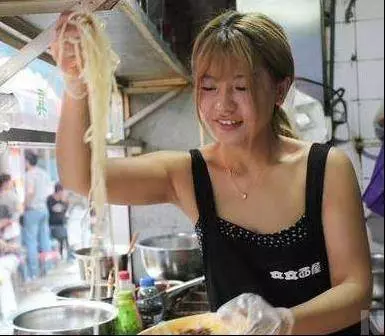 女兒為養中風母親,辛苦擺攤賣面,有位窮逼男子天天來吃,胡裡糊塗嫁給了他,沒想到他的身份竟讓她麻雀變鳳凰