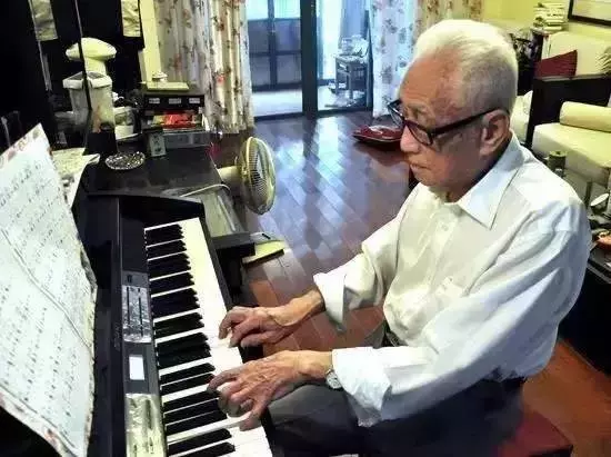 相愛60年,卻分離22年,寫了1000多封情書,87歲為她學畫畫,畫下兩人相戀過程