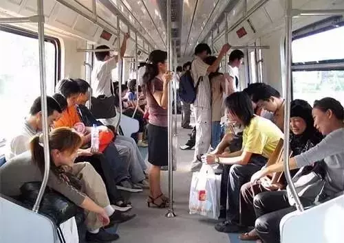 捷運上的國小生: 憑什麼要我讓座? 一番話猶如演講, 在場人沉默