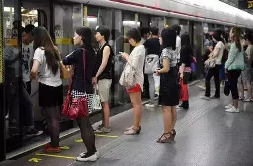 捷運上的國小生: 憑什麼要我讓座? 一番話猶如演講, 在場人沉默