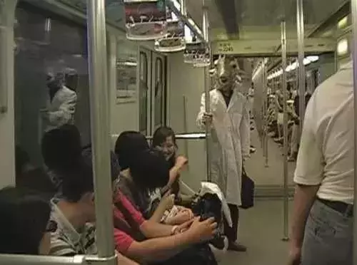 捷運上的國小生: 憑什麼要我讓座? 一番話猶如演講, 在場人沉默