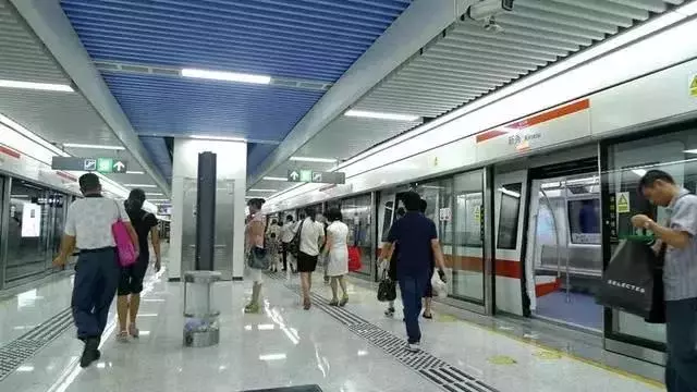 捷運上的國小生: 憑什麼要我讓座? 一番話猶如演講, 在場人沉默