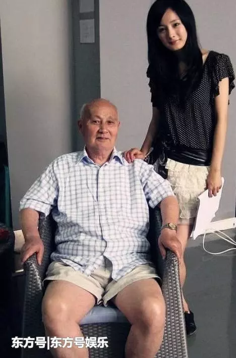沒和謝霆鋒相戀!爺爺去世後楊冪現身顯疲憊,戒指透露感情狀態!