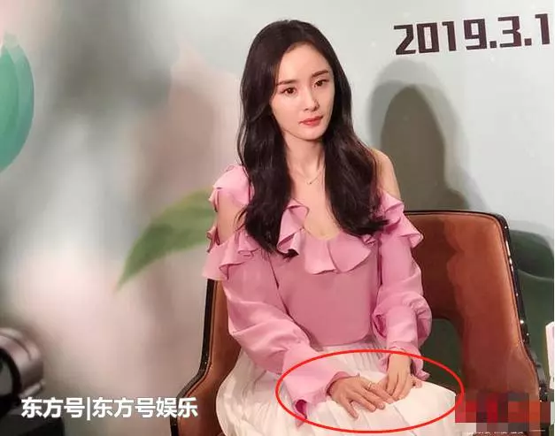沒和謝霆鋒相戀!爺爺去世後楊冪現身顯疲憊,戒指透露感情狀態!