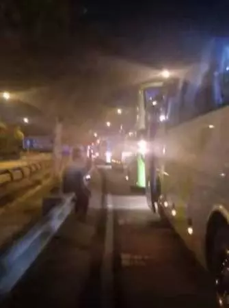 關卡塞到遊客跳舞打發時間 導遊替大馬感丟臉