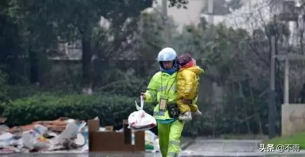 女兒別哭喔!單親父遭妻拋棄「獨養2歲女」 跟著四處奔波爸爸心疼「抱著她送外賣」