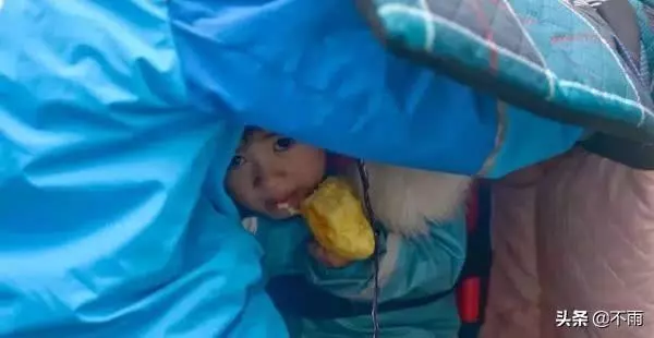 女兒別哭喔!單親父遭妻拋棄「獨養2歲女」 跟著四處奔波爸爸心疼「抱著她送外賣」