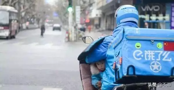 女兒別哭喔!單親父遭妻拋棄「獨養2歲女」 跟著四處奔波爸爸心疼「抱著她送外賣」