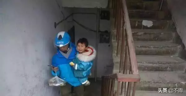 女兒別哭喔!單親父遭妻拋棄「獨養2歲女」 跟著四處奔波爸爸心疼「抱著她送外賣」