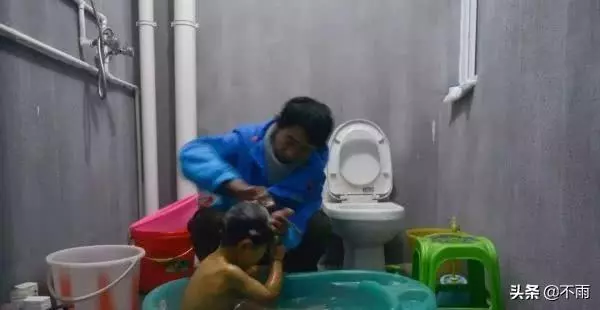 女兒別哭喔!單親父遭妻拋棄「獨養2歲女」 跟著四處奔波爸爸心疼「抱著她送外賣」
