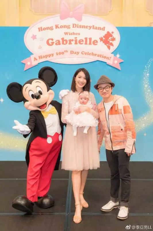 李亞男首次曬全家福,為女兒大辦百日宴,一家三口十分溫馨!