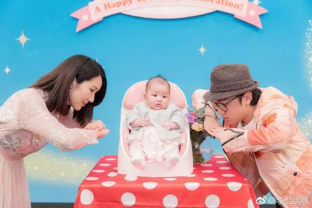 李亞男首次曬全家福,為女兒大辦百日宴,一家三口十分溫馨!