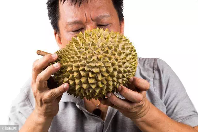 榴槤也分公母!老果農教你2招,保准挑到母榴槤,肉多口感還好!