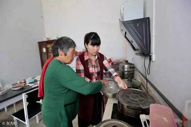 結婚已過好幾個月 大姑姐卻一直沒回門 到她家我對婆婆大吼 婆婆很感激我
