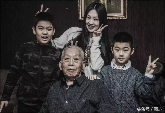 這一次真的要走了…老爺爺離開前顫抖撒嬌 妻子不捨吻別「道出相守80年承諾」全網淚崩