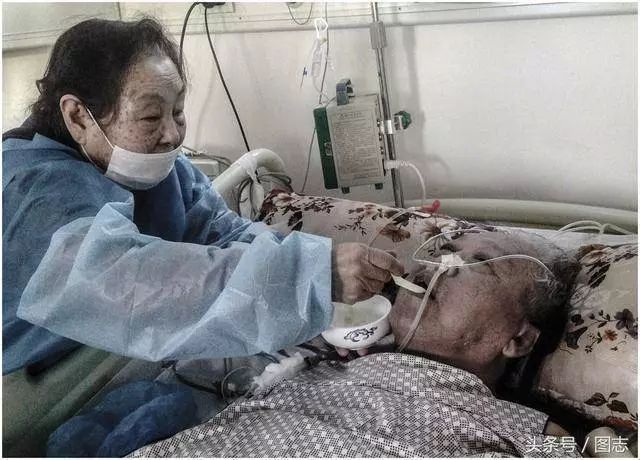 這一次真的要走了…老爺爺離開前顫抖撒嬌 妻子不捨吻別「道出相守80年承諾」全網淚崩