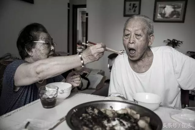 這一次真的要走了…老爺爺離開前顫抖撒嬌 妻子不捨吻別「道出相守80年承諾」全網淚崩