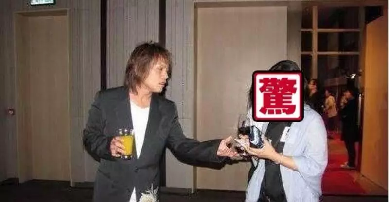 48歲的伍佰和53歲妻子兩人攜手走過25年,至今沒有孩子!如今近照曝光,沒想到竟然變得…