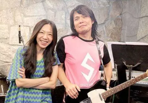48歲的伍佰和53歲妻子兩人攜手走過25年,至今沒有孩子!如今近照曝光,沒想到竟然變得…