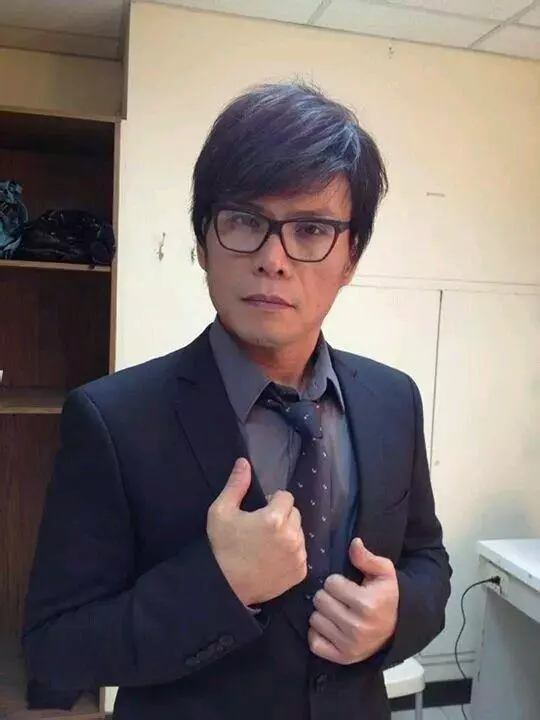 48歲的伍佰和53歲妻子兩人攜手走過25年,至今沒有孩子!如今近照曝光,沒想到竟然變得…