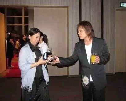 48歲的伍佰和53歲妻子兩人攜手走過25年,至今沒有孩子!如今近照曝光,沒想到竟然變得…