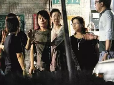 48歲的伍佰和53歲妻子兩人攜手走過25年,至今沒有孩子!如今近照曝光,沒想到竟然變得…