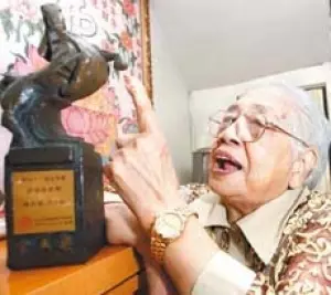 還記得「阿匹婆」嗎?她勇敢面對肺癌,在睡夢中走完92歲「戲夢人生」,一生充滿色彩…